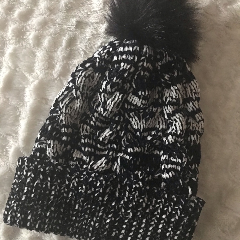 #Shop NWT KOHLS Black White Pom Pom Beanie Hat - Picture 7 of 8